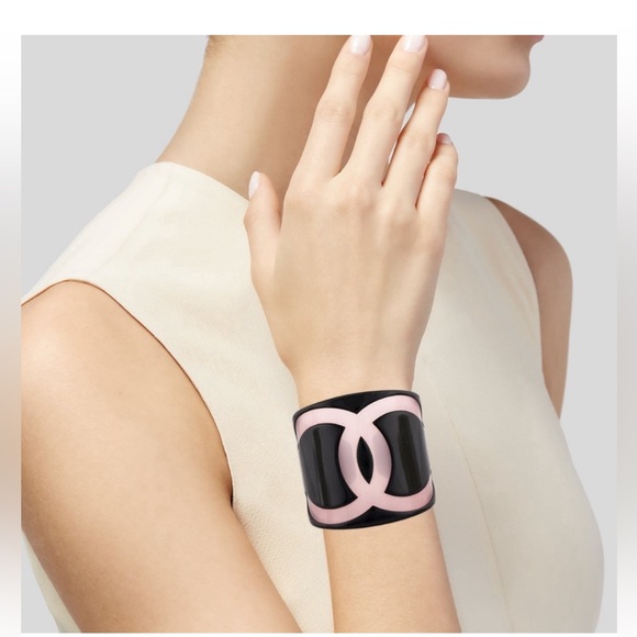 Authentic Chanel 01p CC Logo Translucent Mauve Cuff  Bangle Bracelet Clear - Picture 7 of 7